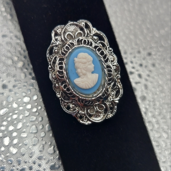 Vintage Beautiful  Blue Cameo Brooch in  Silvertone,1.75" VGC. - Picture 11 of 14